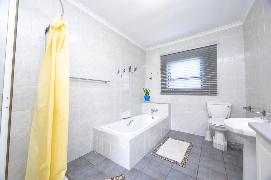 6 Bedroom Property for Sale in Plattekloof 1 Western Cape